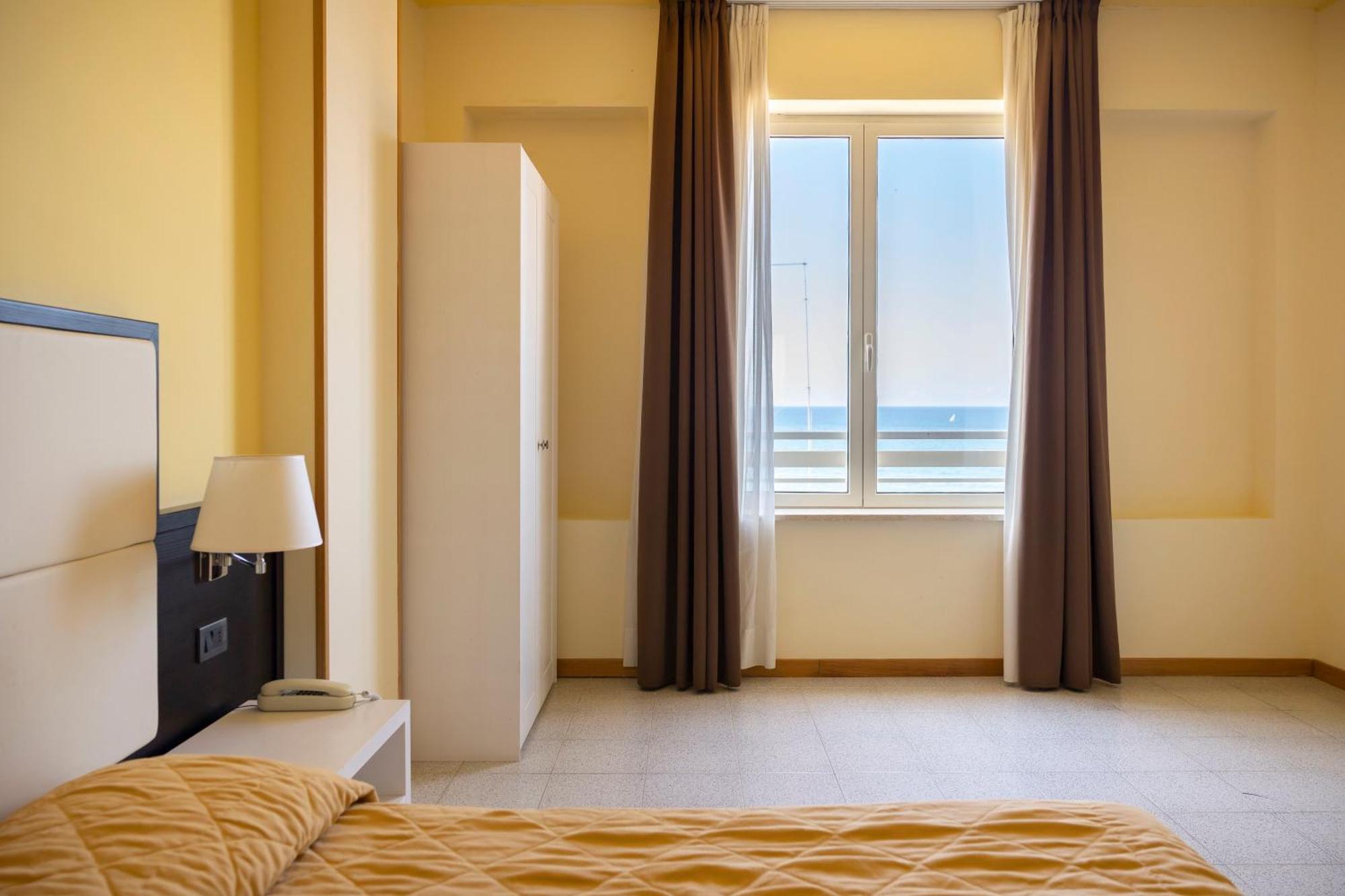 Hotel Villa Margherita ลาดิสโปลี ภายนอก รูปภาพ